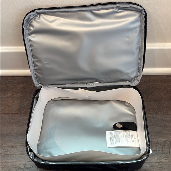 Nike Insulated Lunch bag,coated lining,fabric durable exterior,secure zip top - Picture 7 of 11